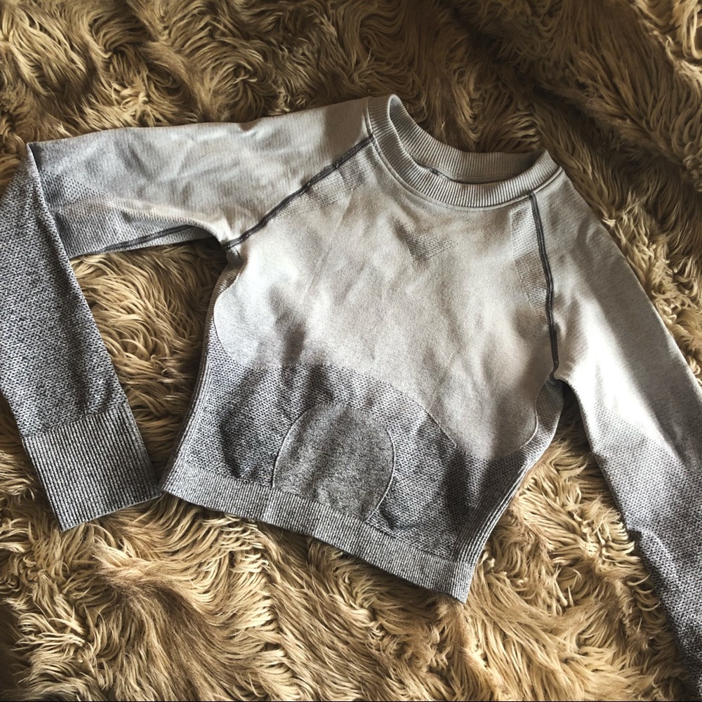 Form Fitting Athletic Crop Top with Sleeves | S